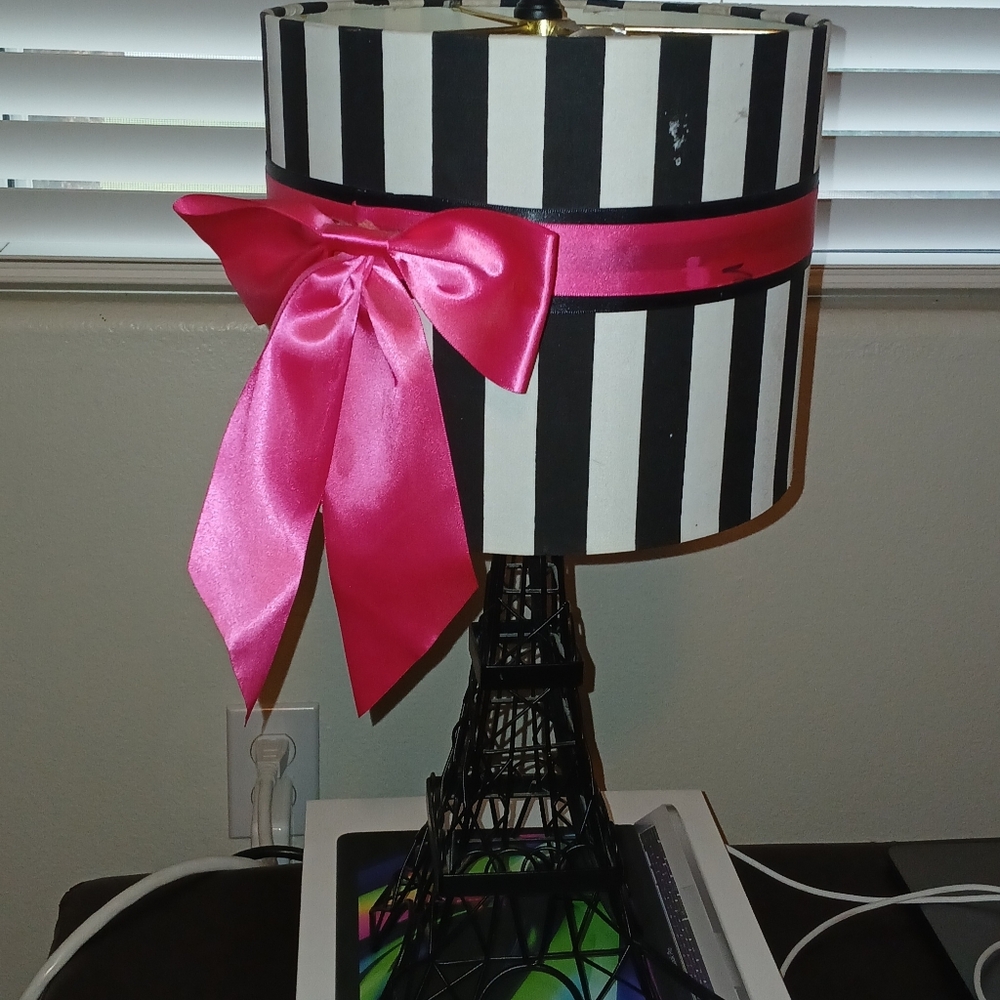 Elegant Black and White Striped Hat Box with Pink Bow lamp. Think Paris 🩷 - Picture 3 of 3